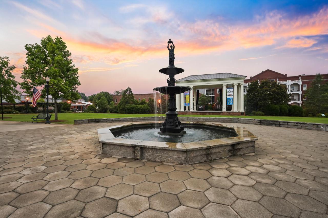 The James Madison Inn Экстерьер фото