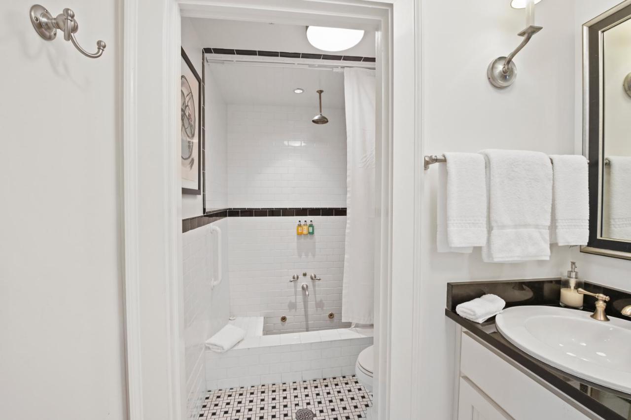 The James Madison Inn Экстерьер фото
